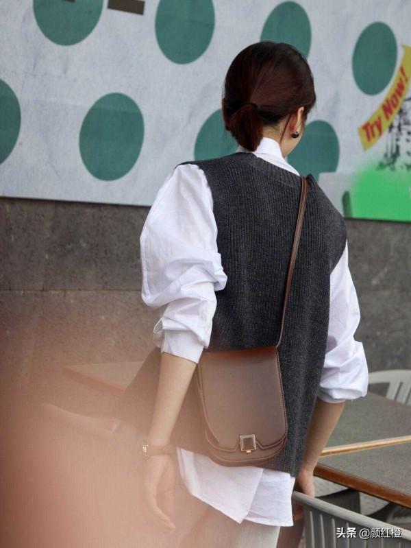 這才是“馬甲”的正確穿法，保暖又洋氣，幾種搭配讓你氣質翻倍