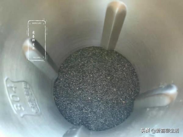 冬天少吃核桃多吃芝麻，頭髮乾燥面板粗糙多吃點，泡著吃真的好香