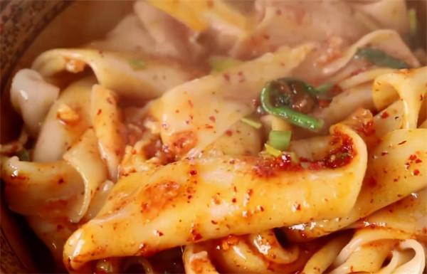 教你在家做正宗的陝西油潑面，口感勁道爽滑又好吃，做法超簡單