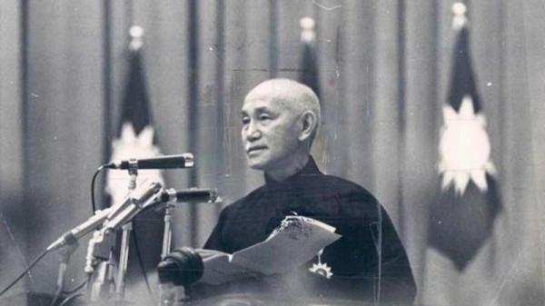 解放後,一位老農走進鄉公所討水,指著毛主席畫像說:那是我的兵 解放後,一位老農走進鄉公所討水,指著毛主席畫像說:那是我的兵