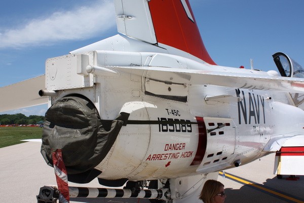 美軍教練機墜入住宅區，三間房屋被砸毀，飛行員跳傘纏繞電線杆導致大面積停電