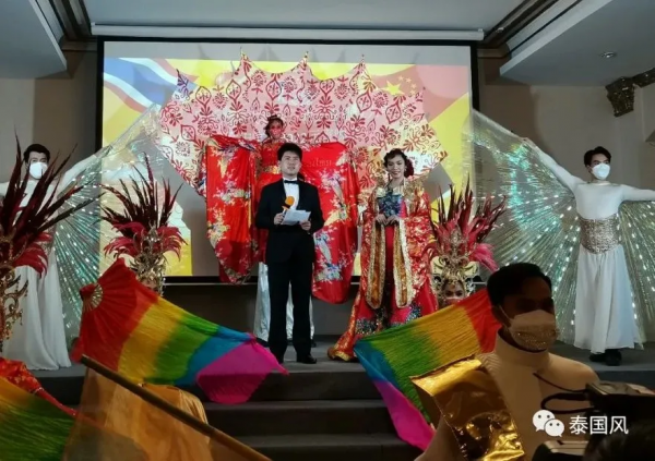 泰將軍身著中國紅與泰中文聯共慶元宵佳節 泰中情、軍僑情其樂融融