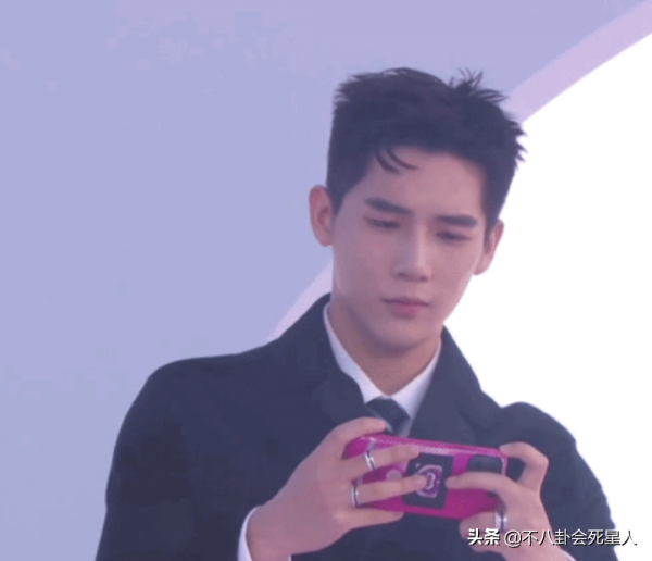 男明星走紅毯的出位表現：李現裹被子，鄧倫油膩，彭昱暢拉玩具車