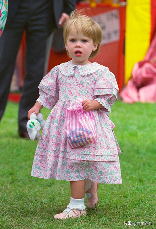回顧皇室寶寶剛學會走路的萌萌瞬間,喬治王子邁開小短腿 回顧皇室寶寶剛學會走路的萌萌瞬間,喬治王子邁開小短腿