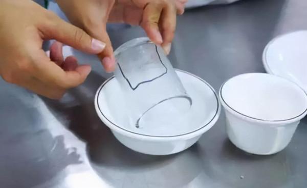 餐前燙碗筷,這種廣東習俗究竟有沒有必要?醫生告訴你實情 餐前燙碗筷,這種廣東習俗究竟有沒有必要?醫生告訴你實情