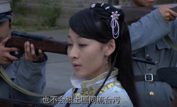 大家閨秀剛被選上皇妃，大清朝就亡了，最後被軍閥搶走，國產片