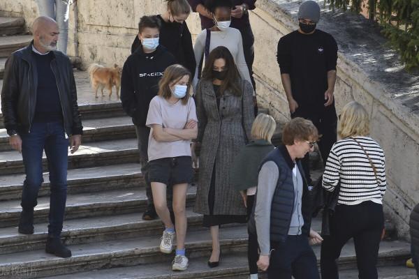 安吉麗娜-朱莉與子女在羅馬街道上漫步 一家人其樂融融