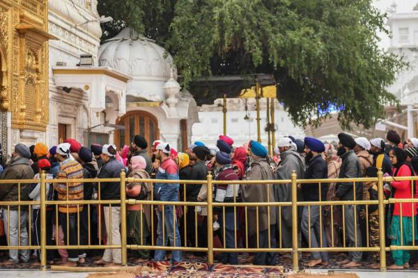 無視新冠病例激增 印度數萬民眾聚集沐浴