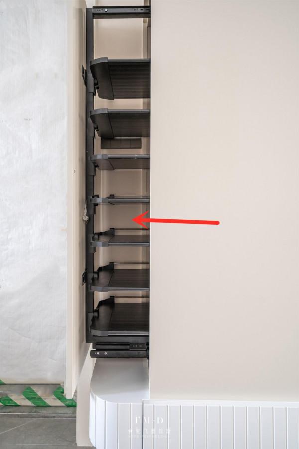 奉勸買了無玄關戶型的業主，入戶門邊做90°轉角櫃，滿足一家收納