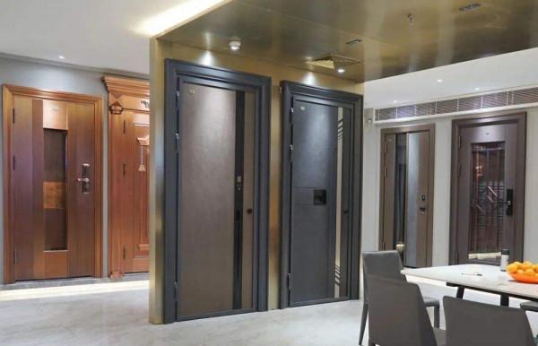 開發商配的入戶門要不要換？什麼時候換才合適？聽聽這幾點建議