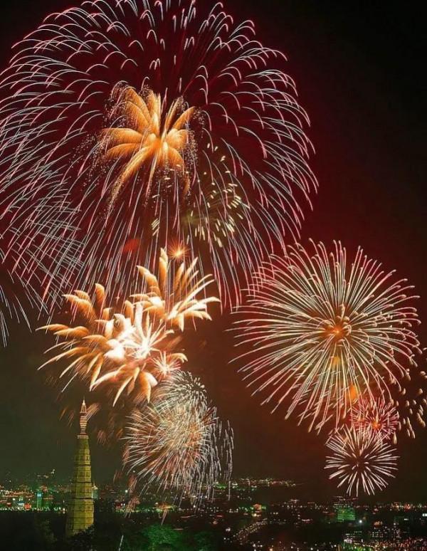 2022年第一個夜晚，我想和您一起看煙花，就如當年我還小，您未老