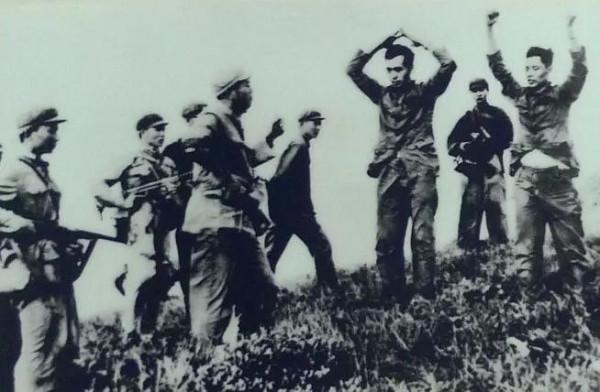 明月夜，降落傘掉入民宅。男女老少齊上陣，空降匪特插翅難飛