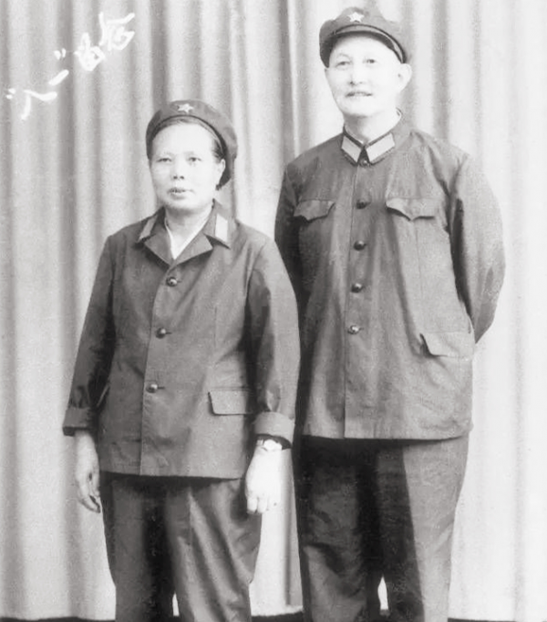 洪學智夫婦行軍途中遇到何事，向百姓說：老鄉，收下我們的孩子吧