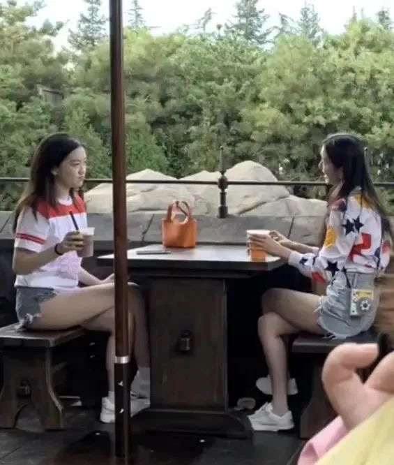 李嫣現身醫院繪畫，展露藝術家天賦，穿黑色吊帶辣妹風十足