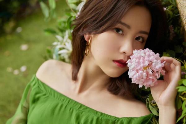 靈動少女陳都靈綠色百褶裙，清爽而復古，越來越有女人味