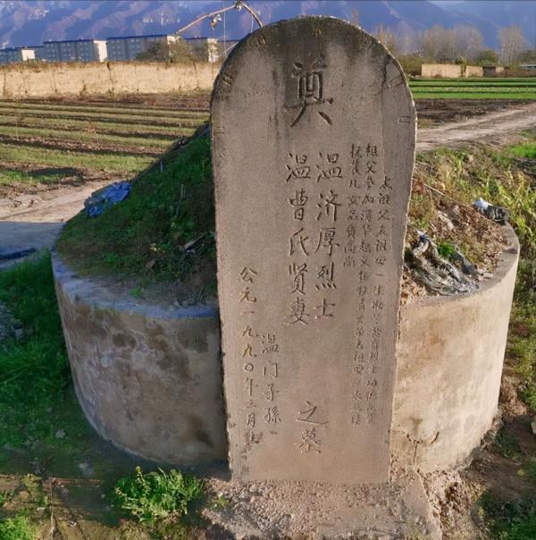 一張特殊的全家福：照相時英雄已經犧牲，妻子用肩膀頂住他的身體