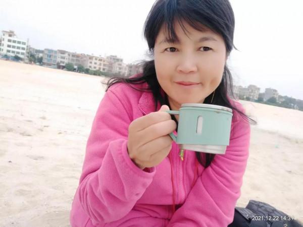 秋萍退休後一人一車自駕遊113天，沙灘遐想