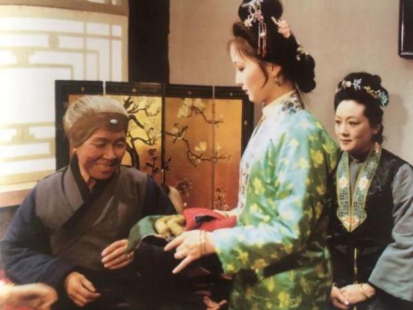 表姐妹的權利遊戲：薛寶釵譏諷暗算王熙鳳，卻被反殺得無路可走