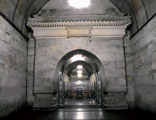 明朝十六位皇帝中有十三位安葬在這裡。現已列入世界文化遺產