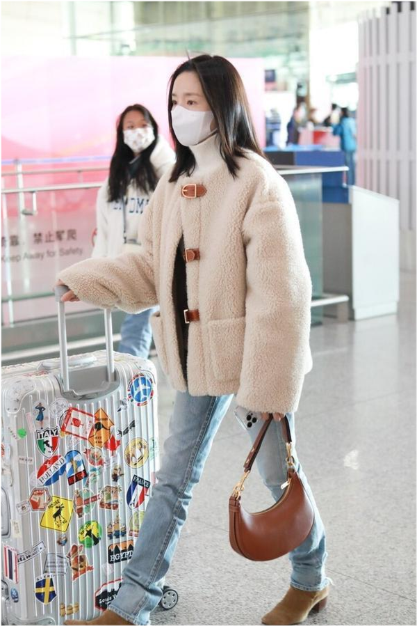 董潔得獎後底氣足！帶兒子現身機場狀態佳，穿羊絨羔氣質照樣出眾