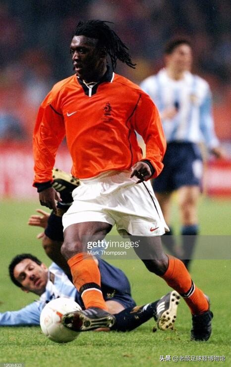 22歲兩奪歐冠，因荷蘭隊內訌失去皇馬主力位置，2400萬歐加盟國米