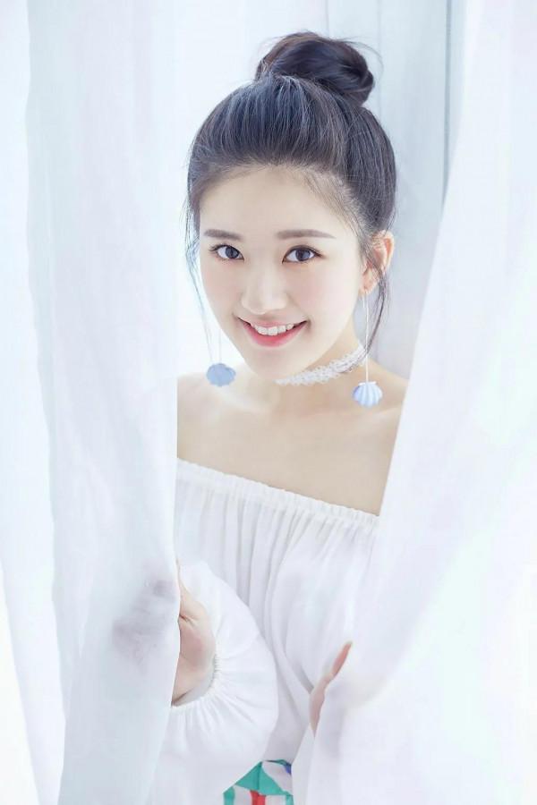 趙露思，青年演員，猶如怒放的玫瑰