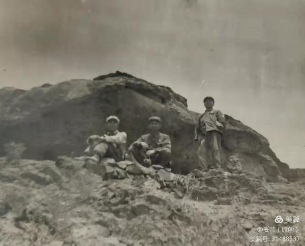 「抗美援朝」父親在坑道口與志願軍戰友們拍的合影