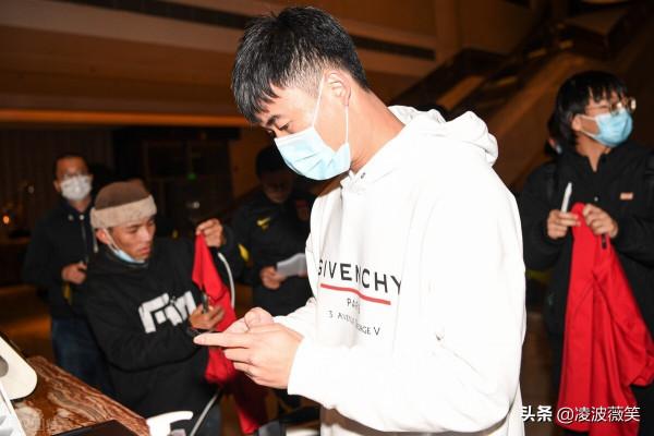 國足報到高畫質:戴偉浚首次亮相,蒿俊閔身著紅裝,韓佳奇潮味十足 國足報到高畫質:戴偉浚首次亮相,蒿俊閔身著紅裝,韓佳奇潮味十足