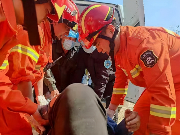 美國19歲小夥因車禍半身被截，女友卻絲毫不嫌棄，執意要求嫁給他