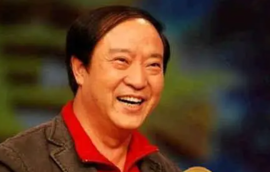 2018年常寶華去世,葬禮上侯耀華帶頭鼓掌牛群缺席,兩人有何恩怨 2018年常寶華去世,葬禮上侯耀華帶頭鼓掌牛群缺席,兩人有何恩怨