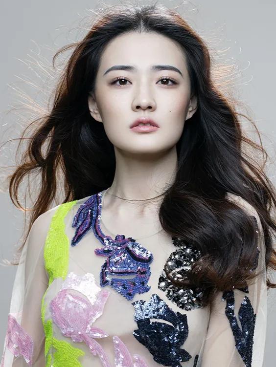 徐璐 中國新生代美女演員 優雅靚麗 百搭服飾美得好似三月盛開的桃花