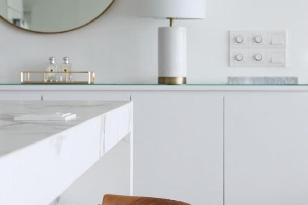 果斷選擇極簡主義風格，整套房子只塗上了白色的大牆，百看不厭