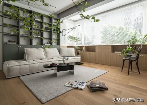 客廳不裝電視機也就算了，她家竟然放了一張“床”，空間自由隨性