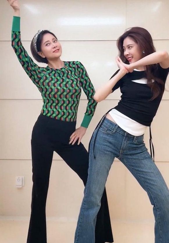 宋妍霏媽媽走紅網路,氣質比女兒還出眾,網友:“媽媽屆”天花板 宋妍霏媽媽走紅網路,氣質比女兒還出眾,網友:“媽媽屆”天花板