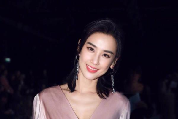 黃聖依終於認真穿搭，蜜桃色長裙少女感十足，今年春天就要這麼穿