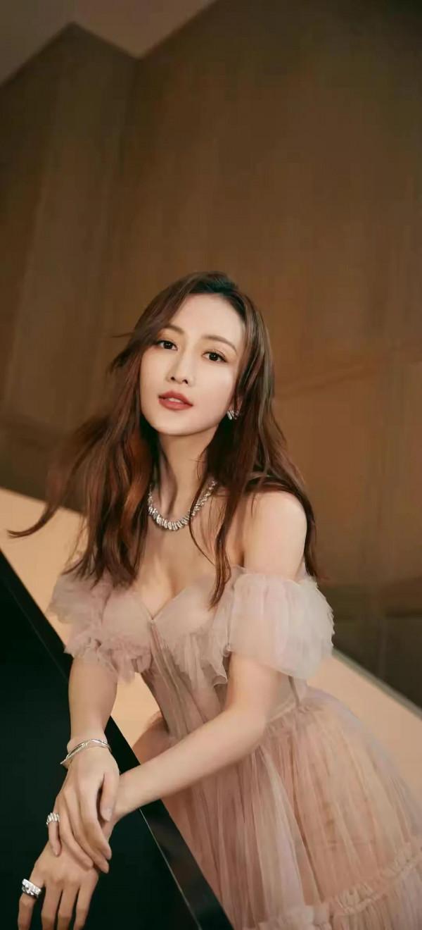 王鷗有種特殊氣質：月上柳俏頭，人約黃昏後