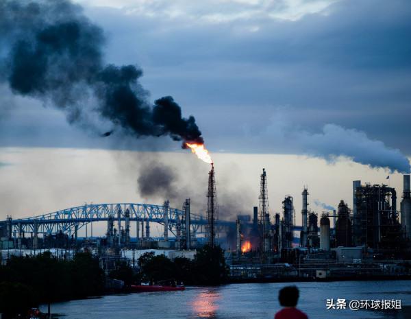 12月24日，拜登收到3條壞訊息：美國煉油廠爆炸；國會議員被搶劫