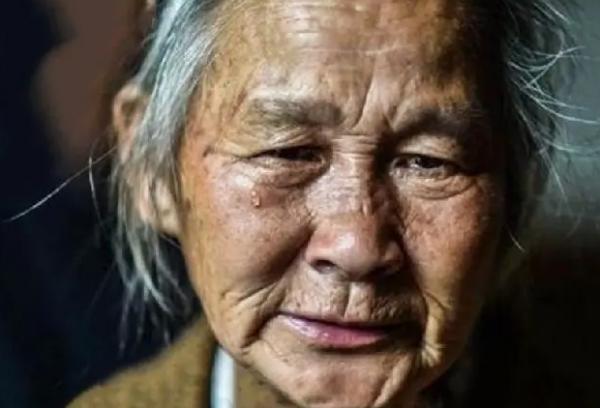 83歲老太毒殺46歲智障兒子，兒子停止呼吸後主動自首：我養不動了