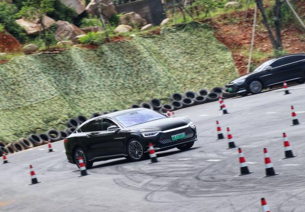 省的多還跑的快,品質堪比合資豪華轎車,深度環山試駕比亞迪漢DM 省的多還跑的快,品質堪比合資豪華轎車,深度環山試駕比亞迪漢DM