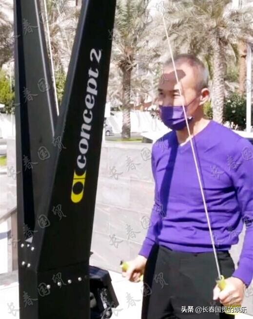 70歲王石迪拜街頭秀健身,老當益壯體力不輸年輕人 70歲王石迪拜街頭秀健身,老當益壯體力不輸年輕人