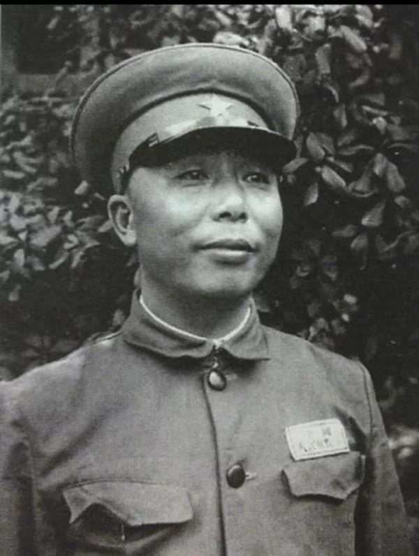 宋時輪：酒量如何 李逸民：一般。 然後吞豬油喝倒蔣美代表扳回決定