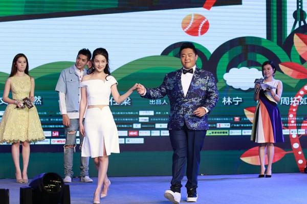 李沁雖然瘦瘦的，但和劉亦菲氣質相差不大，穿短裙很可愛