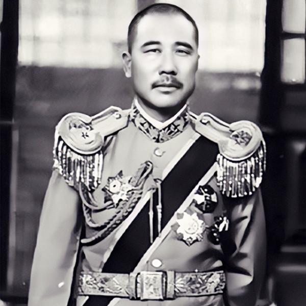 敵人都進村了八路還沒察覺仍在出操，鬼子指揮官見狀說：必有埋伏