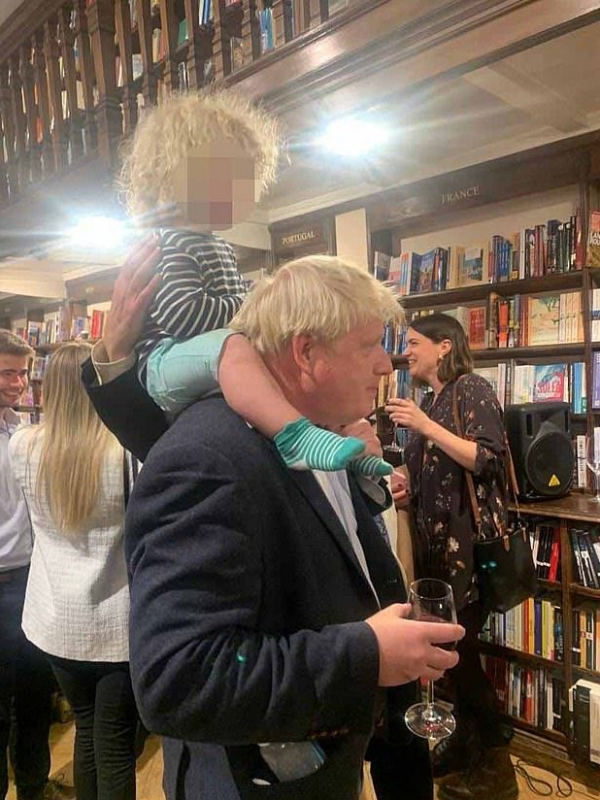 萌獅約翰遜：生七娃壓力山大，腰揣奶瓶、頭頂吞金獸蹭老爹釋出會