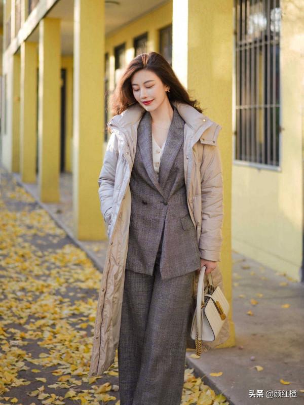 今年火了一種穿法叫“西服套裝+羽絨服”，幹練利落又實用，太美
