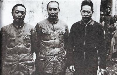 彭紹輝左臂被打斷成獨臂,全國解放後彭德懷撫著斷臂,向他道歉 彭紹輝左臂被打斷成獨臂,全國解放後彭德懷撫著斷臂,向他道歉