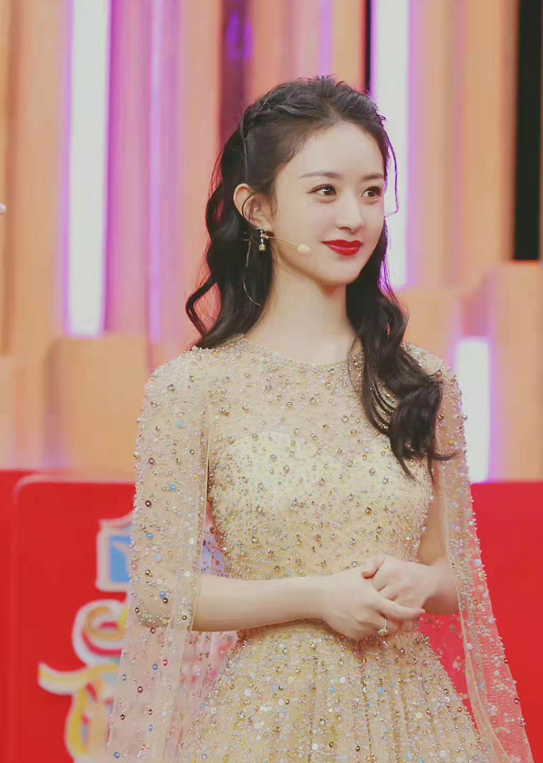 趙麗穎春晚送祝福！穿香檳碎鑽裙造型封神太驚豔，口紅色號火出圈