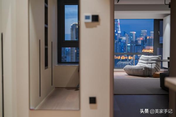 這對夫妻太有遠見，堅持摒棄陽臺，電視牆打滿櫃子，場面實用大氣