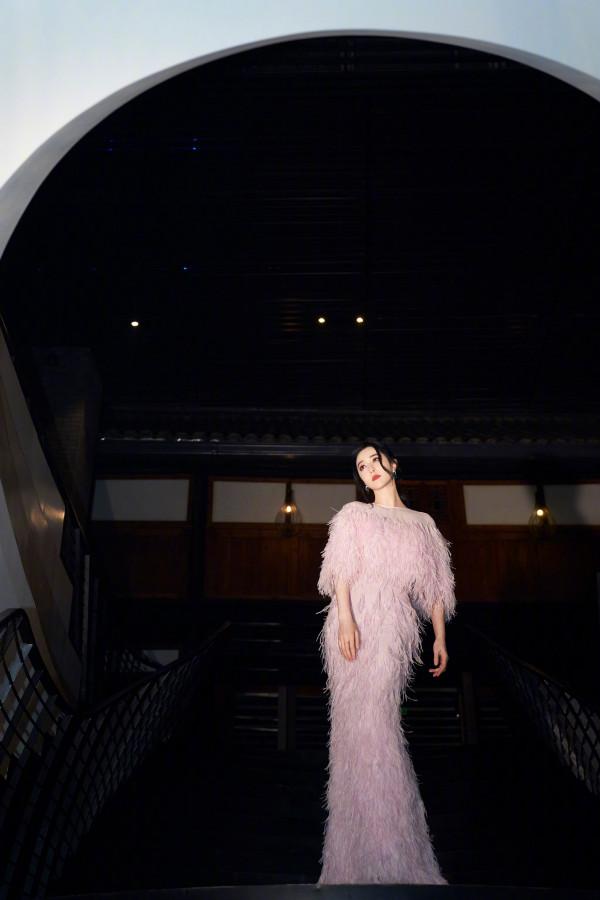 紅毯女王終於迴歸！范冰冰晚宴造型徹底封神，穿羽毛禮服美成主角