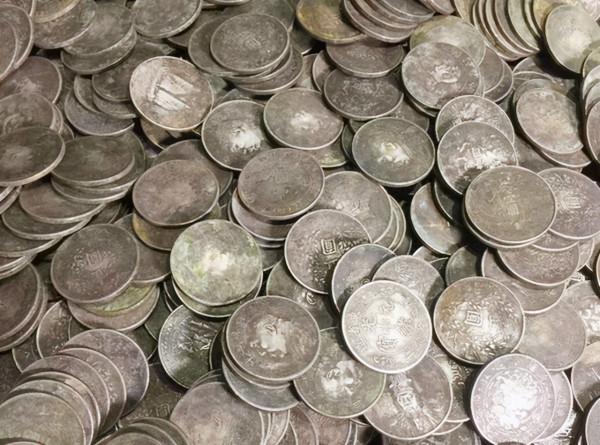 1949年運鈔機墜毀山野間，10萬銀元被搶，老百姓為此付出代價